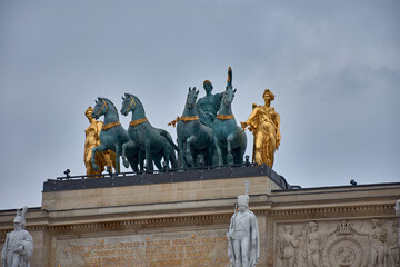 Obraz premium Sculptural detail of the Arc de Triomphe du Carrousel in Paris featuring a bronze quadriga inspired by the horses of St. Mark in Venice
