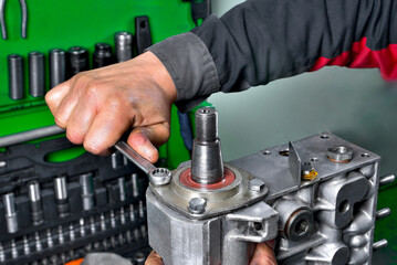 diesel engine fuel pump repair, installing camshaft in fuel pump mounted on workbench