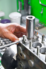 repair of fuel pump of eight-cylinder diesel engine installation of sections in pump body