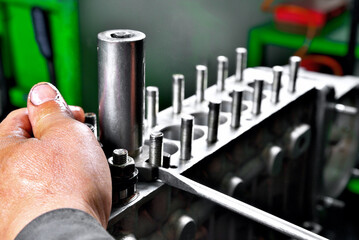 repair of fuel pump of eight-cylinder diesel engine installation of sections in pump body