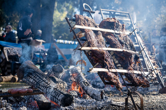 Gran asado de costillares a las brazas estilo Argentino, en d&iacute;a festivo Argentino