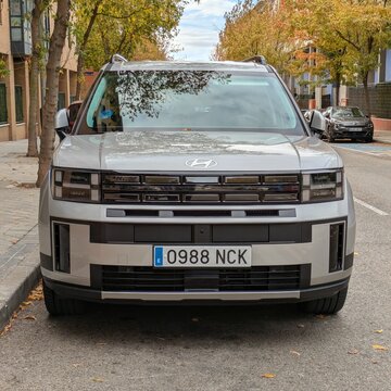 Vista frontal de un autom&oacute;vil Hyundai Santa Fe aparcado en una calle de Madrid, Espa&ntilde;a, 31 de octubre de 2025