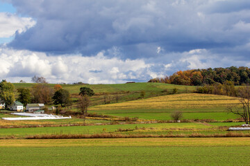 Obraz premium Rolling Hills Agricultural Land in Autumn, Holmes County, Ohio
