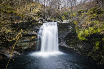 Obraz premium Long Exposure of Rob Roy’s Bathtub Waterfall in the Scottish Highlands