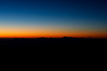 Morgenröte über den Schweizer Alpen