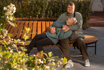 Obraz premium An elderly couple spending time together outdoors.
