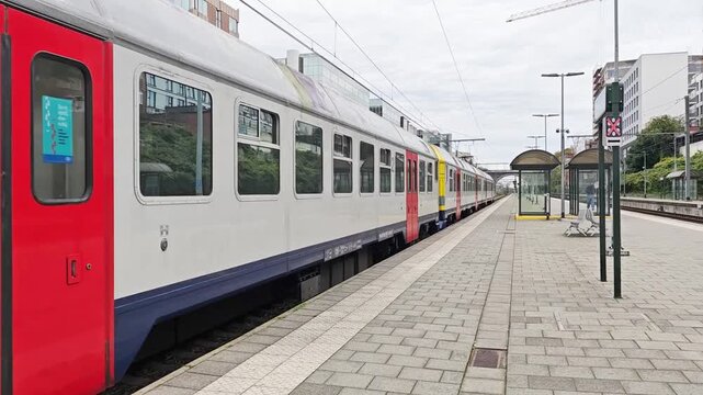 31 october 2025, Etterbeek, Belgium. Belgian Railways train number 918, type MS86, with large windshield, arriving Etterbeek station. The train slowed down at the platform. There were no people on the