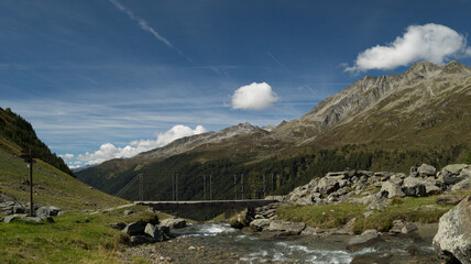 Holzbrücke über Gebirgsbach in den  südtiroler Alpen 