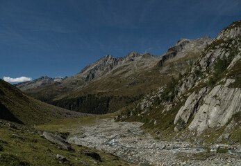 Alpines Hochtal mit Felsformationen und Bergbachbett in Südtirol