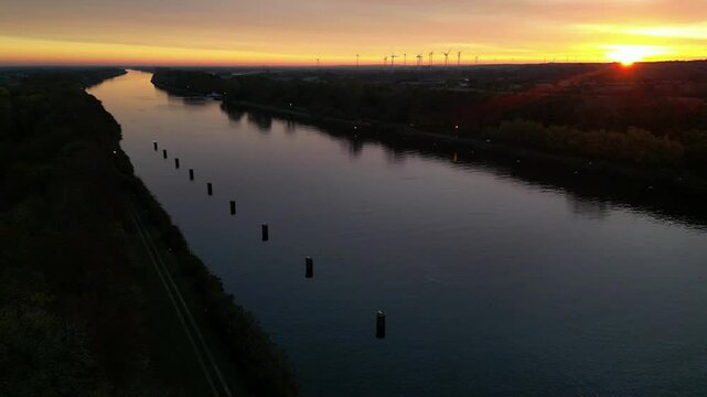 Sonnenaufgang am Nord-Ostsee-Kanal 
