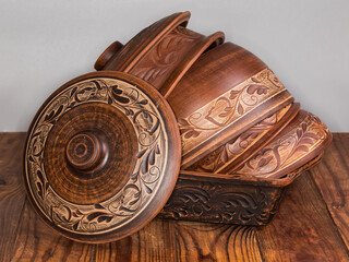 Clay pot, roaster and lids, bowls in rectangular oven tray