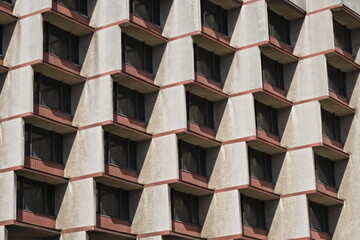 Modernistyczna fasada hotelu Forum w Krakowie &ndash; geometryczny detal architektoniczny