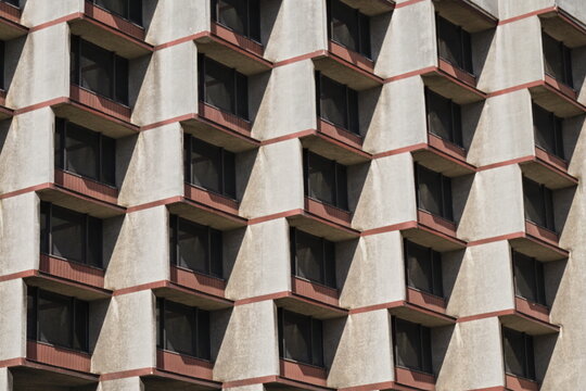 Modernistyczna fasada hotelu Forum w Krakowie &ndash; geometryczny detal architektoniczny