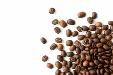 Naklejka premium Roasted coffee beans scattered on a white surface ready for grinding and brewing