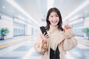 Fototapeta premium 地下鉄でお出かけをする若い女性