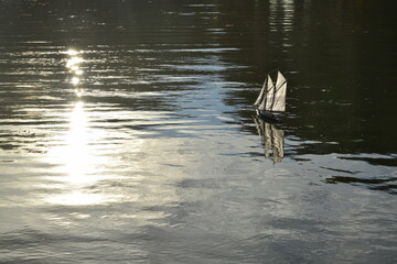 Le bateau miniature sur le bassin au soleil