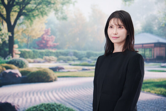 喪服を着て葬儀に参列する若い女性