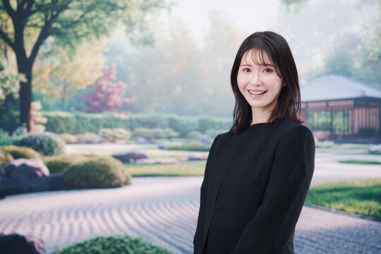 喪服を着て葬儀に参列する若い女性