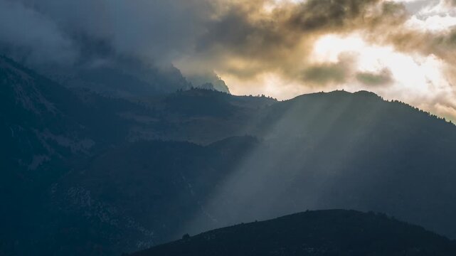 Rayos de sol de atardecer entrando en valle en la monta&ntilde;a