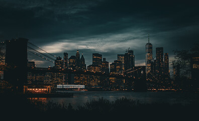 Skyline de la ciudad de Nueva York desde Brooklyn al anochecer en oto&ntilde;o. Brooklyn Bridge, Jane's Carousel y Manhattan desde el c&eacute;sped de Main Street Park. NYC, USA. 2019.