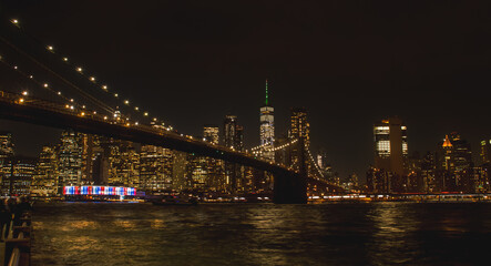 Skyline de la ciudad de Nueva York desde Brooklyn una noche oto&ntilde;al. Brooklyn Bridge y Lower Manhattan iluminados desde Brooklyn Bridge Park. NYC, USA. 2019.