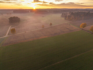 Obraz premium A Bavarian early morning phase with with sunrise and foggy landscape