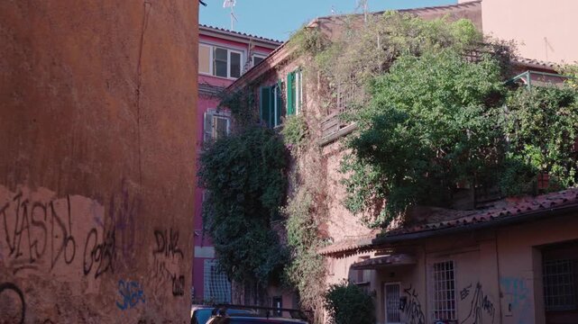 Vicolo, strada nel quartiere Trastevere di Roma - Italia