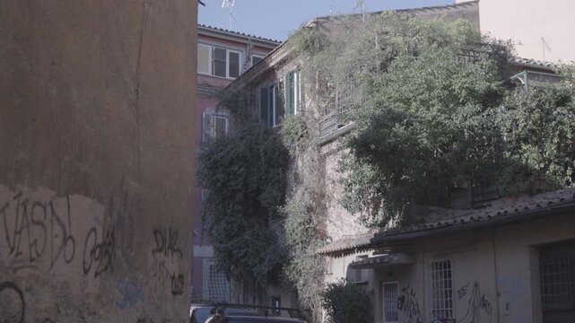 Vicolo, strada nel quartiere Trastevere di Roma - Italia - SLOG2