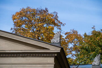 Dachverzierung auf klassischer Dacharchitektur