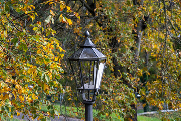 Laterne in einem herbstlichen Park