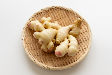 ショウガ　新生姜　ざる　白背景