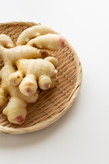 ショウガ　新生姜　ざる　白背景