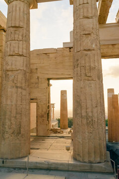 Atardecer a trav&eacute;s de las columnas de Los Propileos de la Acr&oacute;polis de Atenas. Lugares hist&oacute;ricos y famosos.