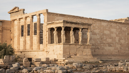 Templo de Erecteón y las Cariátides en la tumba del mítico rey Cécrope. Acrópolis de Atenas en...
