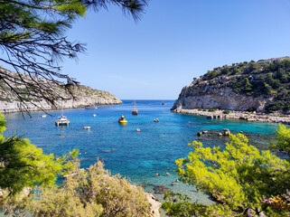 Naklejka premium A Beautiful and Serene Coastal View Featuring Boats in Crystal Clear, Sparkling Water