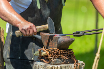 Schmied - Metallgestaltung - Hammer - Amboss - Metall 