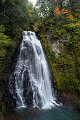 Obraz premium しぶきを上げる美しい番所大滝 乗鞍高原