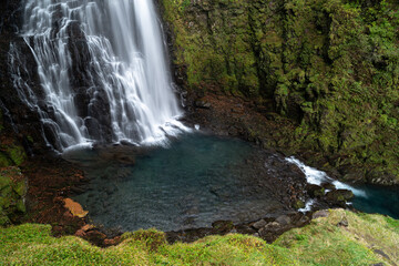  しぶきを上げる美しい番所大滝　乗鞍高原