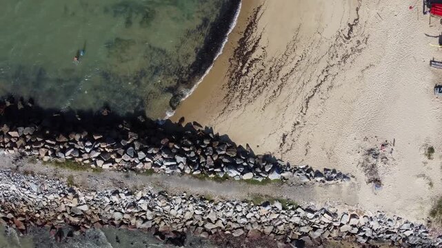 Imagens a&eacute;reas captadas por drone da Praia do Pocinho, uma praia pouco conhecida no litoral leste de Fortaleza, Cear&aacute;.