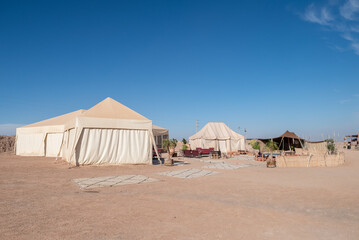 Des tentes et un campement Berbère dans le désert au Maroc