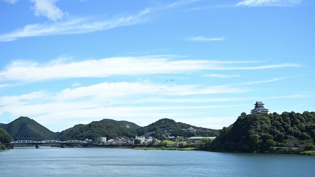 航空自衛隊岐阜基地所属機による異機種大編隊と犬山城 （愛知県犬山市, 2025年10月）
