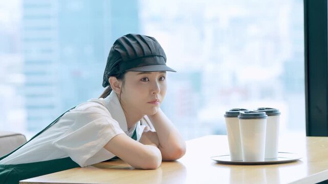 頭を抱える女性