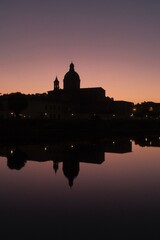 Obraz premium Sunset silhouette of Florence cityscape with warm pastel sky