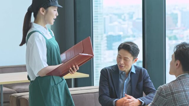 女性スタッフがカフェなどで注文を受けているシーン