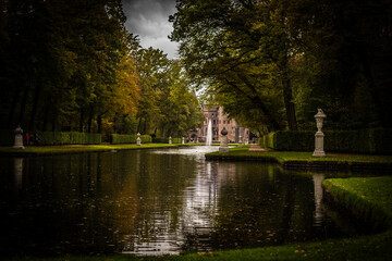 Obraz premium Castle De Haar in Utrecht, the Netherlands, a historic neo-Gothic castle surrounded by gardens, trees, and water. Perfect for travel, architecture, and cultural heritage themes. 