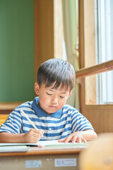 学校で勉強をする小学生の男の子