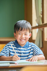 学校で勉強をする小学生の男の子