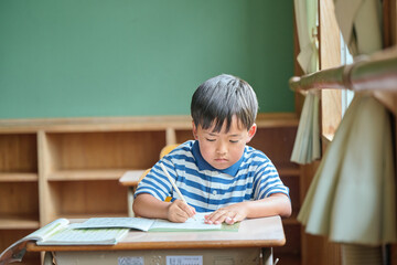 学校で勉強をする小学生の男の子