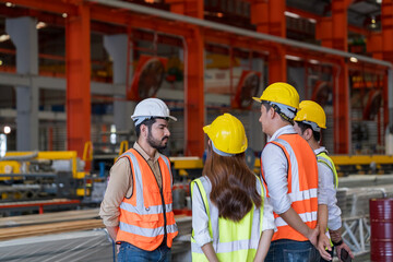 The foreman in the factory reprimanded the workers who made mistakes in the factory.