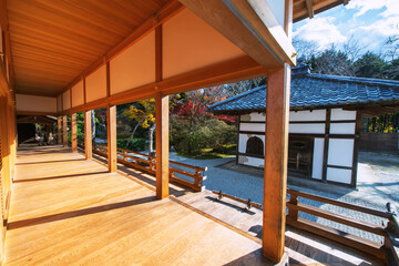 Fototapeta premium Manshuin Monzeki temple veranda by colorful autumn maple leaves, Kyoto